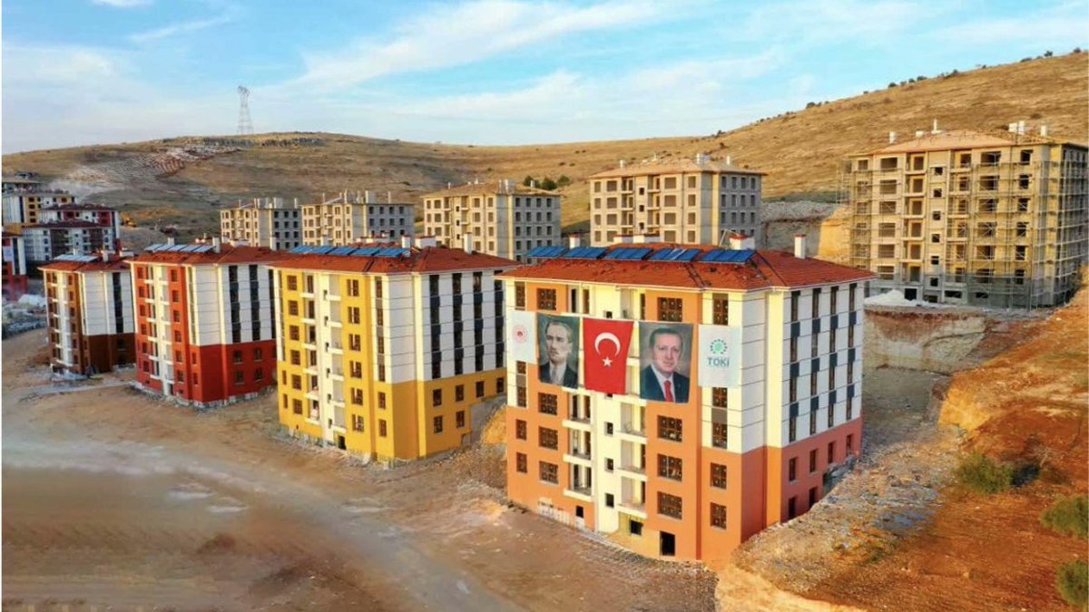 AK Parti Gaziantep Milletvekili Ali Şahin, Nizip’te inşası devam eden 2 bin 498 konuttan 438’inin teslime hazır dedi. Şahin, TOKİ tarafından inşa edilen konutlar için kura çekilişinin Cumhurbaşkanı Recep Tayyip Erdoğan’ın katımlıyla 6 Şubat tarihinde yapılacağını söyledi