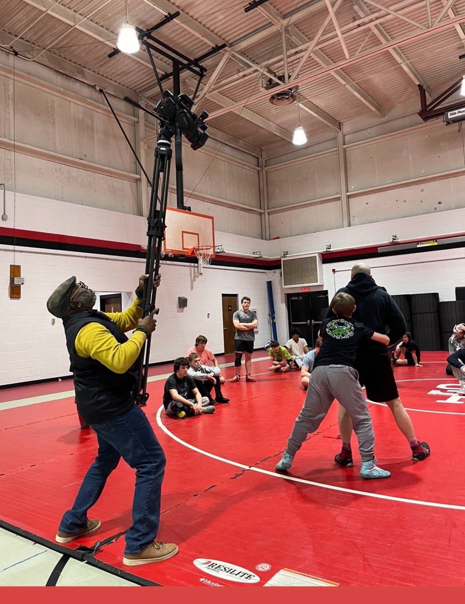 Lenslinger's tweet image. When you see a photog hoist his baby-cam up in the air like this, you’d better STEP THE EFF BACK, because, clearly, you’re in the presence of a champion.

(Professional camera handler on closed course. Do NOT attempt at home. Or work. Or anywhere, really.)

Photo C/O @AbsoluteLe