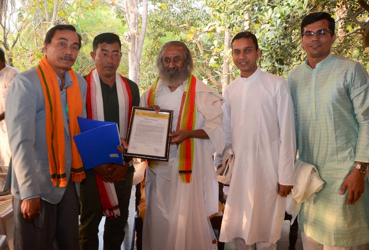 Gurudev's tweet photo. The Dimasa militant group, who’ve been engaged in an arms struggle for several decades, have been in touch with @ArtofLiving volunteers & have experienced a transformation in their lives, helping them to come to a dialogue with the Govt of India & successfully sign a peace pact. They visited the Ashram today to express their gratitude & requested continued support, which I have assured them.