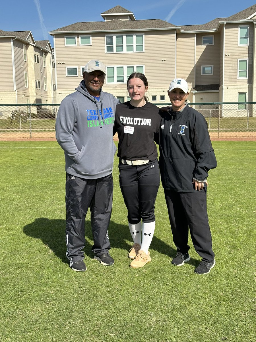 phaedrasmith06's tweet photo. Loved getting to spend some time in the sun with @IslandersSball Thank you to the coaches and players! https://t.co/L2Bp2xWU42