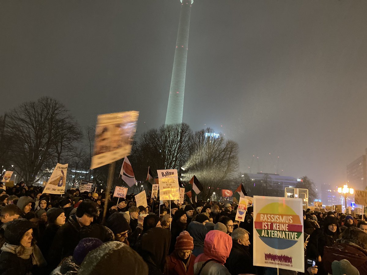 Trotz Schnee mindestens 2000 Teilnehmende bei der Demo gegen Rechts vor dem Roten Rathaus: „Wir sind die Brandmauer“. 200 waren angemeldet. #b1701