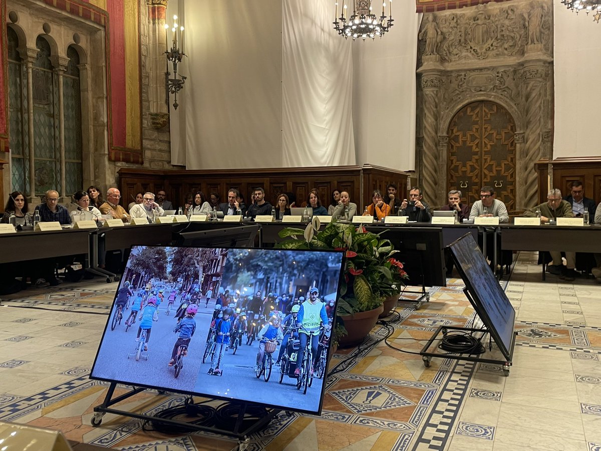 rosasuri's tweet photo. Al plenari del Consell Ciutadà per la Sostenibilitat.
3️⃣ iniciatives exemplars que demostren la capacitat transformadora ciutadana:
♻️ @INOUTHostel
❌ #PlasticZero @la_upc
💚 @bicibuseixample https://t.co/IOlmxbByoi