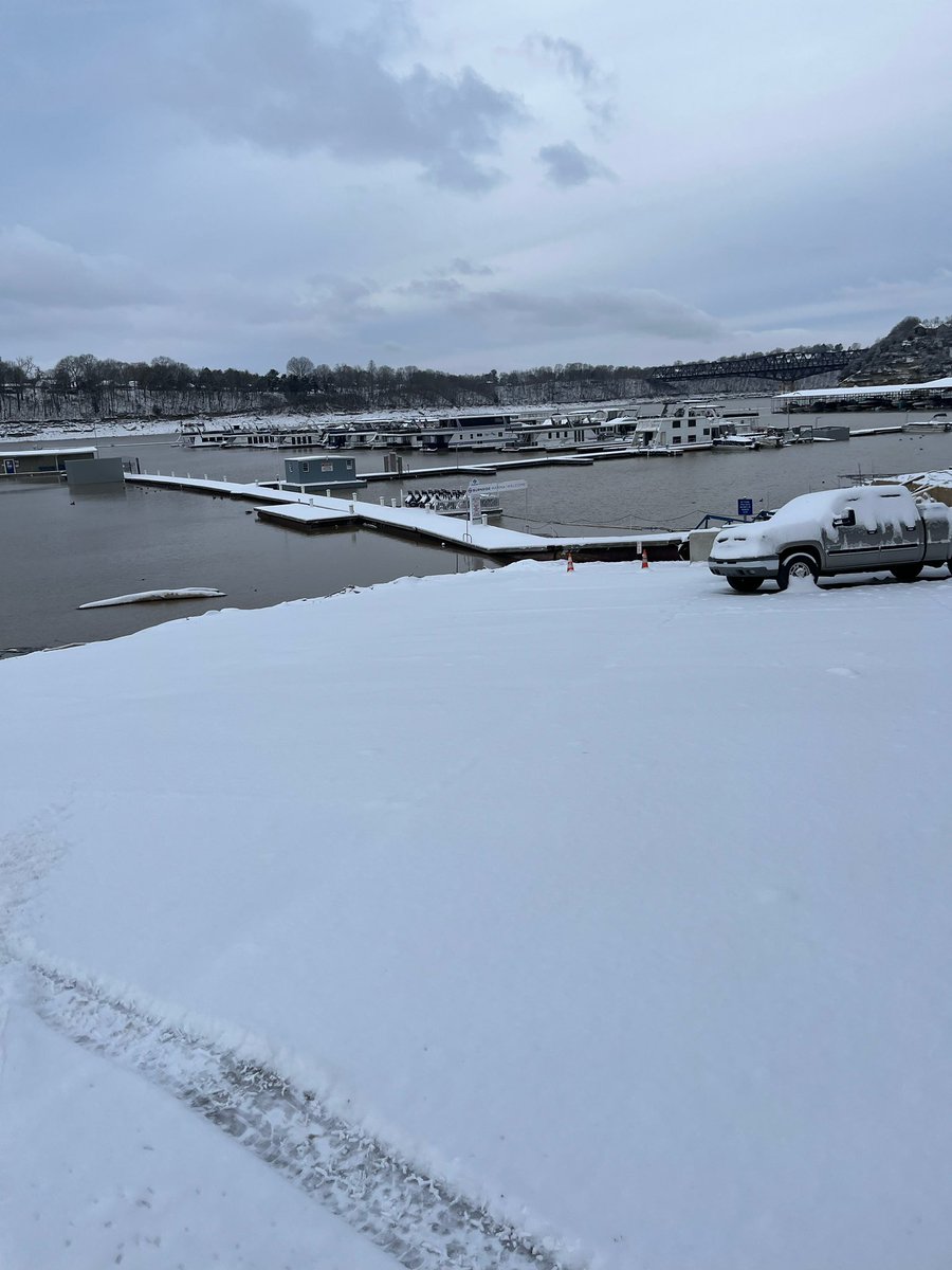 606kygirl2's tweet image. Burnside Marina I love my job even in the winter months ❤️@Kentuckyweather @caverunmarinas @JoleneBlevins01 @EveryThngKy @JimWKYT @Michael8301973 @EKentuckyWx