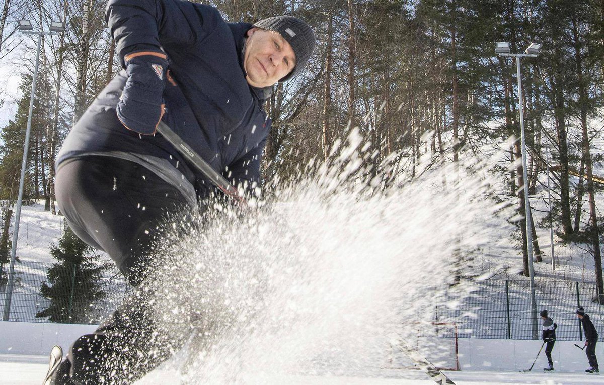 miikkamancini's tweet photo. Nyt kun JYPin sensaatiomaisen vihkoon (tähän asti) mennyt kausi ei näytä kääntyvän millään, pitäisikö ajatella boxin ulkopuolelta? Tuokaa oma poika kotiin ja palkatkaa Raimo Summanen luotsaamaan No Smoking Team -laivaa. #jyp #liiga #summanen https://t.co/D1kfwTpnnx