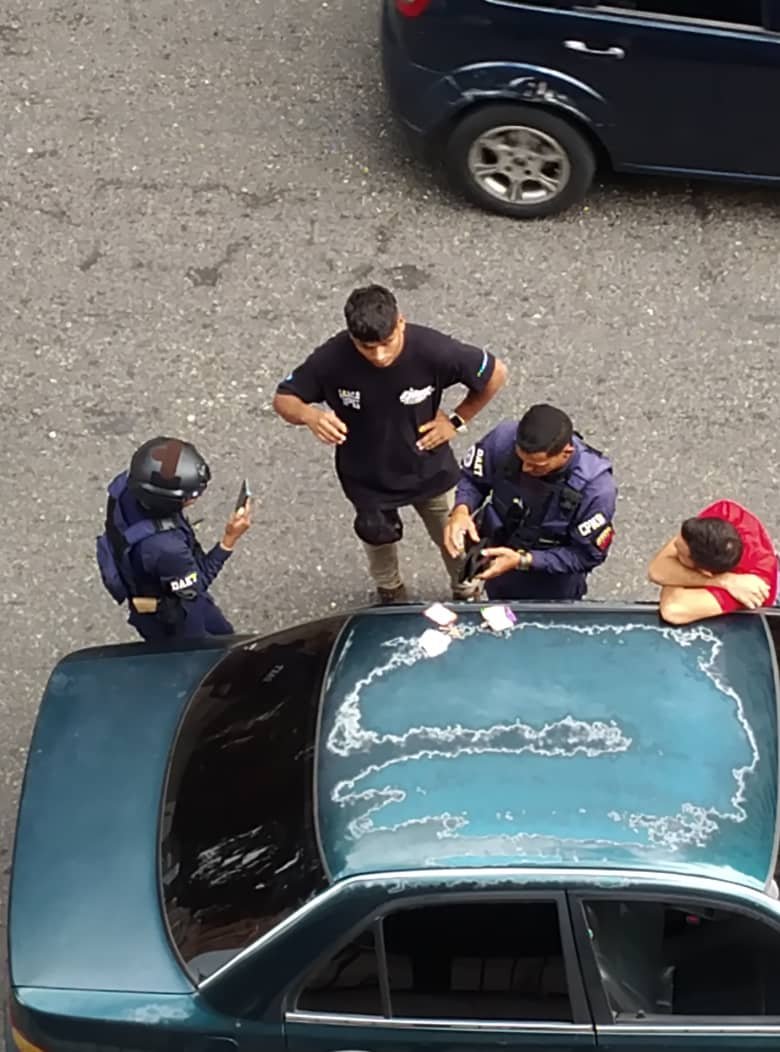 freeUR_vzla's tweet image. La @PNBVzla la sigue cagando.  Ahora le quitan la cartera a la gente para ver si es verdad que no tienen $