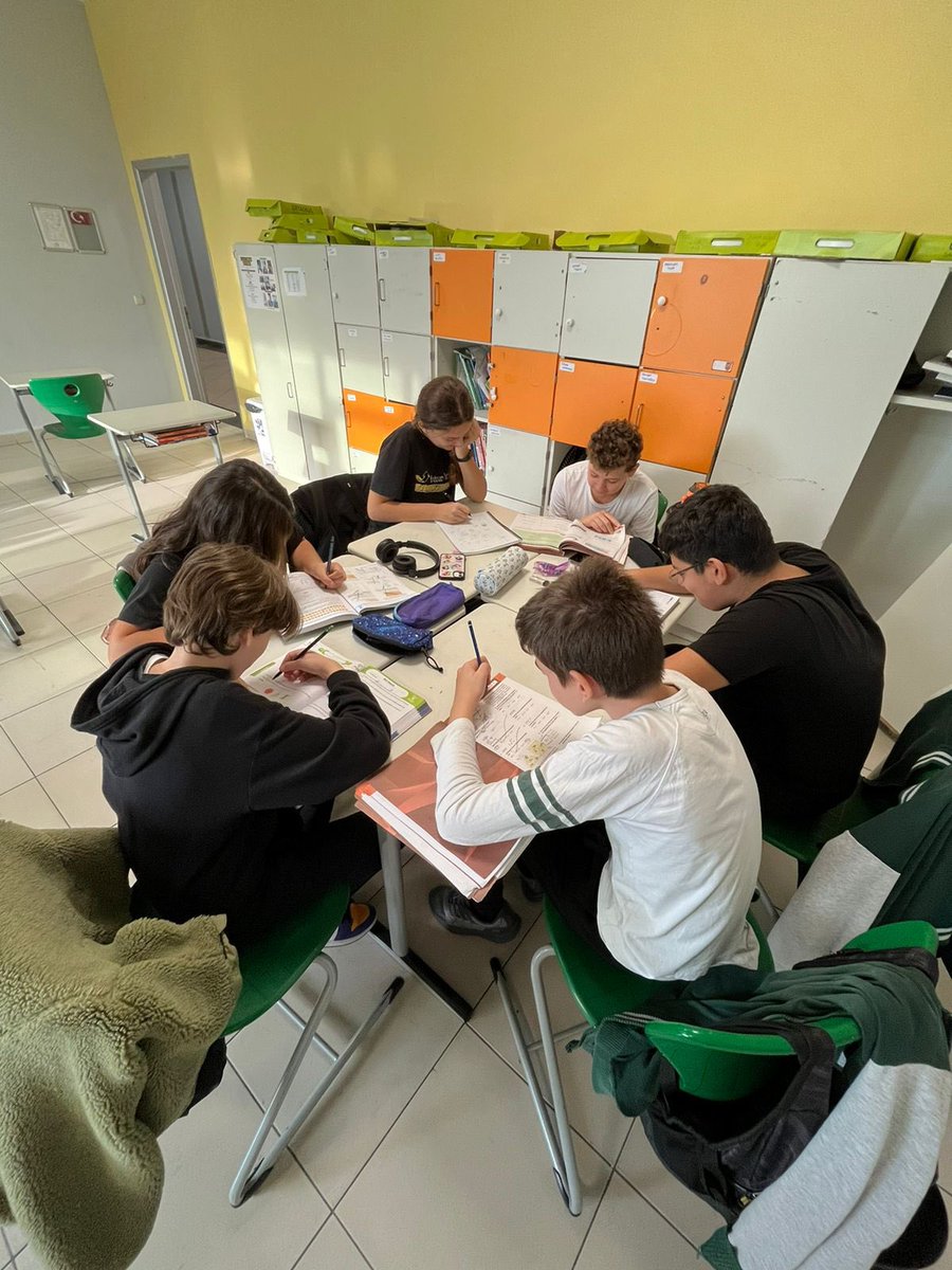 8.sınıflarımız ile derslerden sonra grup çalışması yaptığımız doğrudur.
Başaracağız 👍🏼
<a href="/arzuozsu/">Arzu Özsu🇹🇷</a> 
<a href="/berivandulger/">Berivan Dülger</a> 
<a href="/keziban_senel/">Keziban Şenel</a> 
<a href="/DogaHalic/">Doğa Koleji Haliç Kampüsü</a>