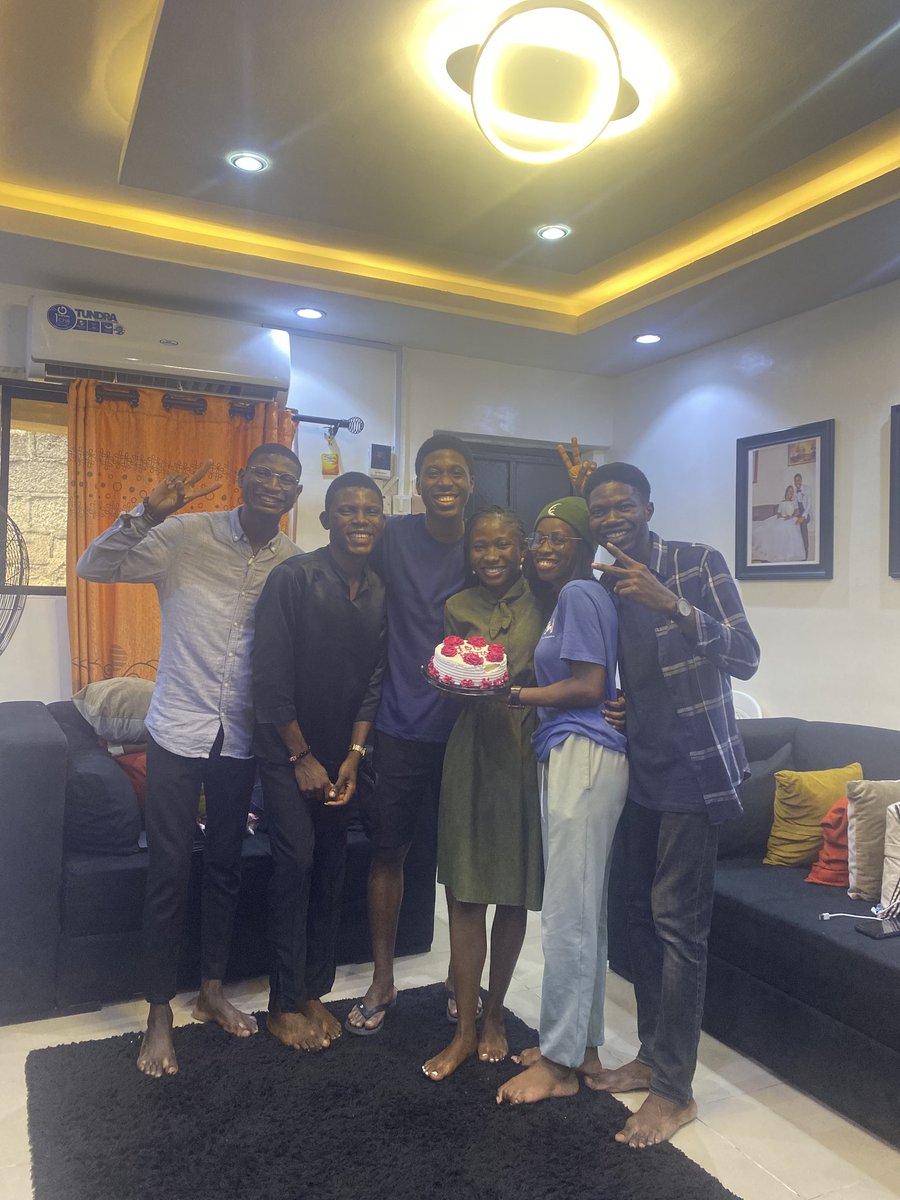 OluwafuntoAdeo1's tweet photo. I got balloons yesterday,🥳🎉🥳🥰❤️🥰🍷🎂🍷...One door shut another opened...Day 1 of 366🥰❤️🥰
#Jan16th https://t.co/TQ0rNM6uoB