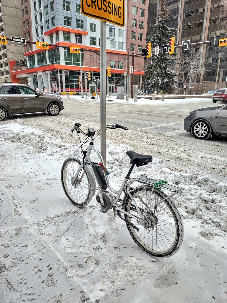yycbikeguy's tweet photo. Rough going today. #yycbike. #boostie was pretty well maxed out on the school run this morning. Sporadic plowing of the cycle tracks. Make good choices! https://t.co/l42tHk6jLL