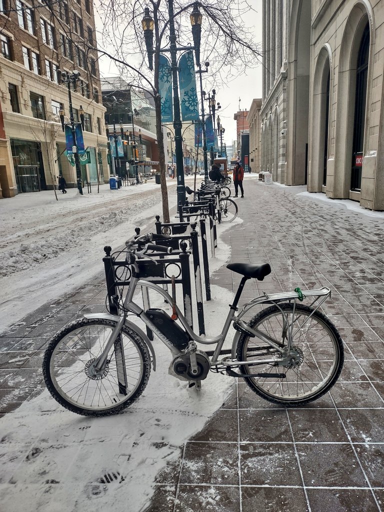 yycbikeguy's tweet photo. Rough going today. #yycbike. #boostie was pretty well maxed out on the school run this morning. Sporadic plowing of the cycle tracks. Make good choices! https://t.co/l42tHk6jLL