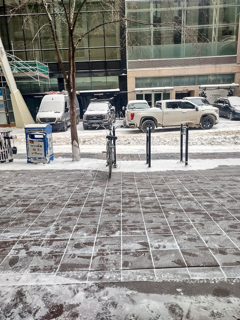 yycbikeguy's tweet photo. Rough going today. #yycbike. #boostie was pretty well maxed out on the school run this morning. Sporadic plowing of the cycle tracks. Make good choices! https://t.co/l42tHk6jLL