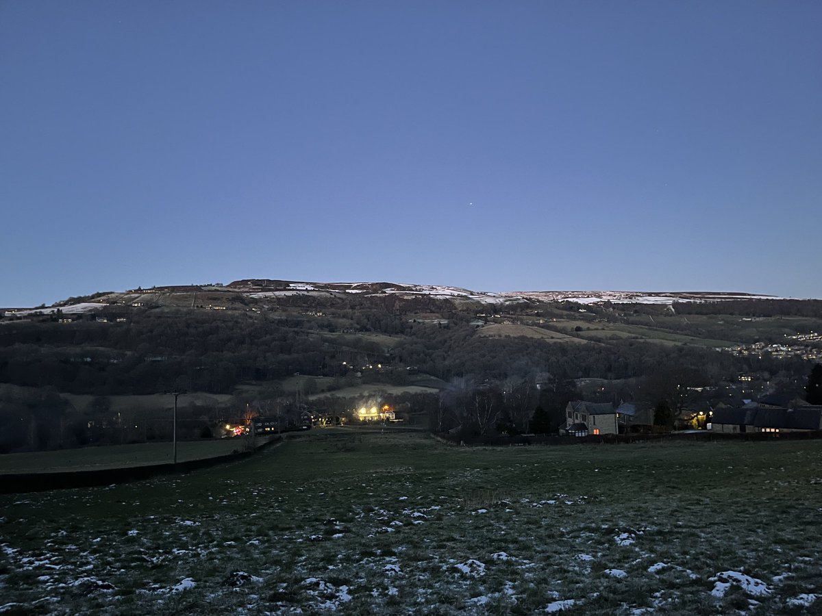 Managed to fit in a short late walk after my governor visit to ⁦@CastlefordColl⁩ today. Great sky, stunning snow capped #Pennines…and the lights from the houses in the #UpperCalderValley
