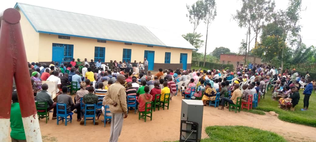 RilimaBugesera's tweet image. "Sanga Umuturage" niyo ntero ikaba n'inyikirizo mu kagari ka #Kabeza muri @RilimaBugesera habereye inteko rusange y'abaturage aho Abajyanama bagize inama Njyanama y'Akarere ka #Bugesera bakoranye inteko hagamijwe kwegera umuturage no kumucyemurira ibibazo. 
#SangaUmuturage