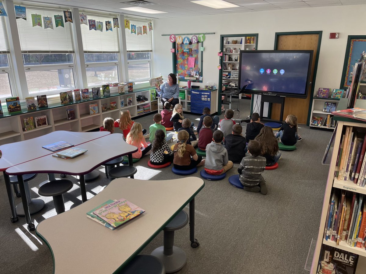 ChuckMossEDU's tweet photo. If you ever need a moment to stop and smile, visit #MrsOwen for a read aloud in the #MidwayElementary Library! @Din_CoSchools #DeepRootsGreatHeights https://t.co/BITDqZ05BM