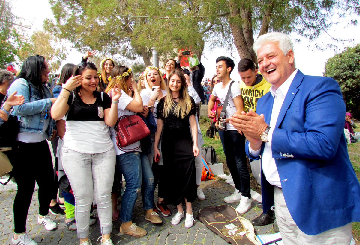 Herkesin mutlu ve huzurlu yaşadığı bir Çeşme düşün.