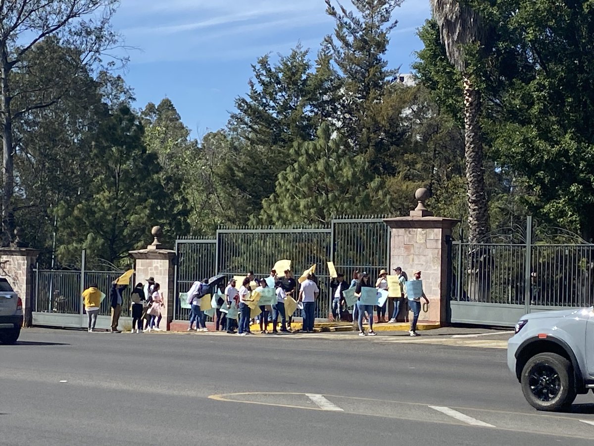 CesarHdzNoti's tweet photo. Ese grupito de personas tienen la posibilidad de derrumbar una red de funcionarios con supuestos títulos patito 🤓 Los propios trabajadores de la #UNIVIM denuncian prácticas ilegales. Espero que den a conocer los nombres 🙏🏾 Ya les informaré https://t.co/KZezY188tX