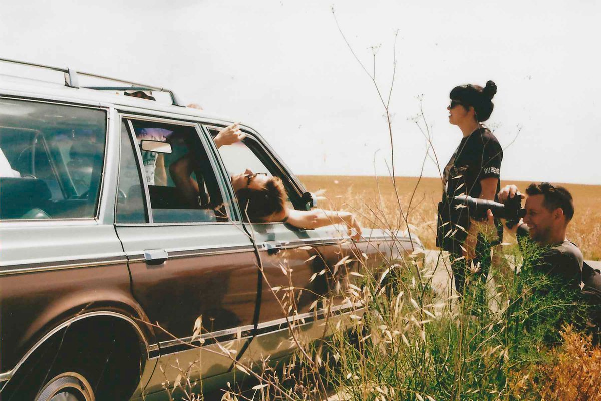 muller_colorada's tweet photo. cómo es esta foto bts de @HoneymoonPeli que hizo Alex Tasende en Villafáfila con @poza_nathalie living en el cochazo de la peli y yo al lado boquiabierta??

✨️🌾 https://t.co/ZCiduMnFOF