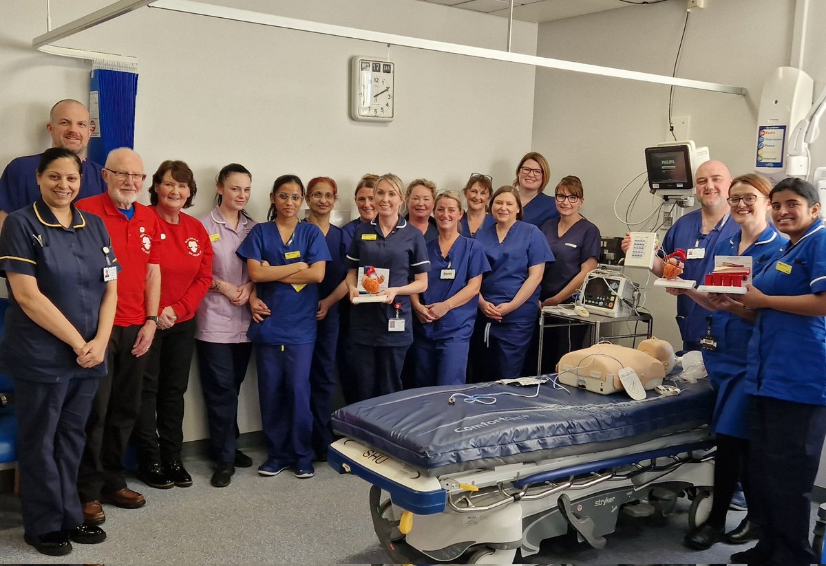 Rochdale Heartbeat and The Royal Toby kindly donating cardiac teaching models and a cardiac arrest/rhythm simulator for patient and staff learning. Thank you💓🥰 @BuryCO_NHS @NCAlliance_NHS @NCACareersNHS #Ward1 #SilverHeartUnit #IntegratedCardiologyUnit #RochdaleHeartbeat