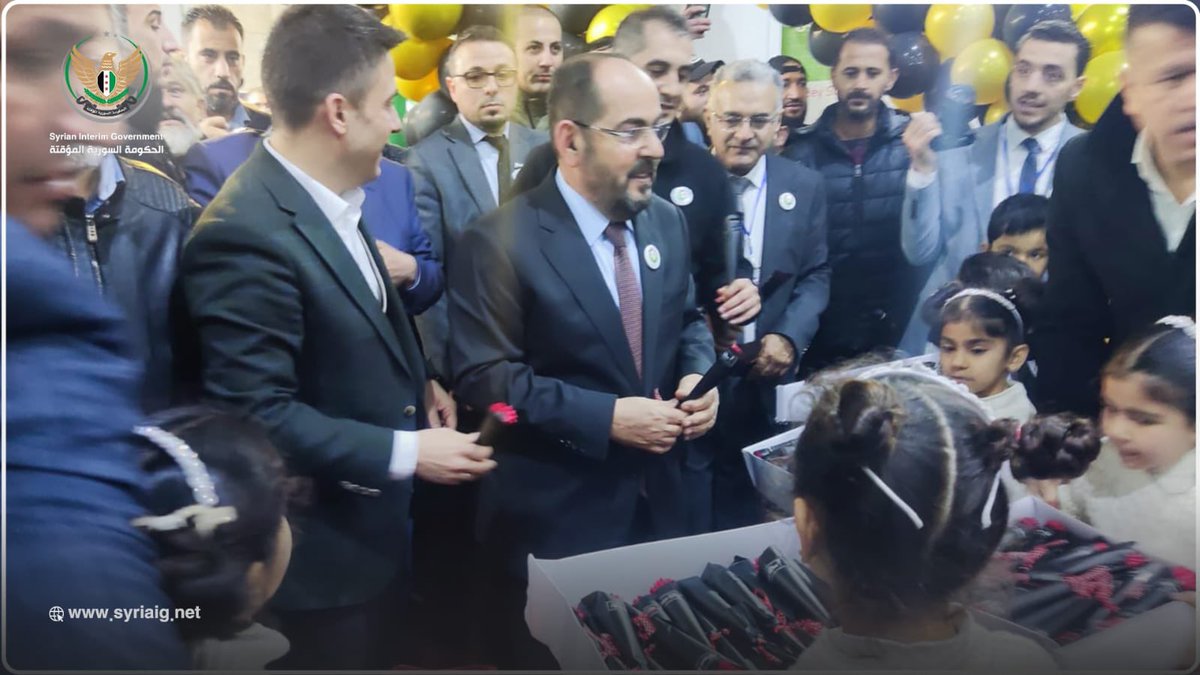 STMAbdurrahman's tweet photo. افتتحت اليوم مؤتمر الاستثمار الأول في المناطق المحررة، وذلك في المدينة الصناعية في الراعي وأكدت على ضرورة دعم عملية الاستثمار من خلال استغلال الموارد البشرية والمادية بشكل أمثل، وعلى أهمية الاستفادة من اليد العاملة الماهرة والقادرة على الإبداع والابتكار، وركزت على تحقيق الأهداف الاستراتيجية للحكومة السورية المؤقتة، من خلال خلق بيئة استثمارية آمنة ومستقرة لجذب الاستثمارات. 

كما شددت على أهمية تضافر كافة الجهود بغية المساهمة في بناء وتحقيق الازدهار لسوريا الحرة، التي يجتمع أبناؤها على مبادئ الحرية والكرامة وسيادة القانون واحترام حقوق الإنسان.

وشارك في هذا المؤتمر العديد من الفعاليات الاقتصادية والصناعية والمؤسسات التجارية في الداخل والخارج، وعدد كبير من رجال الأعمال والمستثمرين السوريين المغتربين في مختلف الدول العربية وفي تركيا وأوروبا والولايات المتحدة الأمريكية.