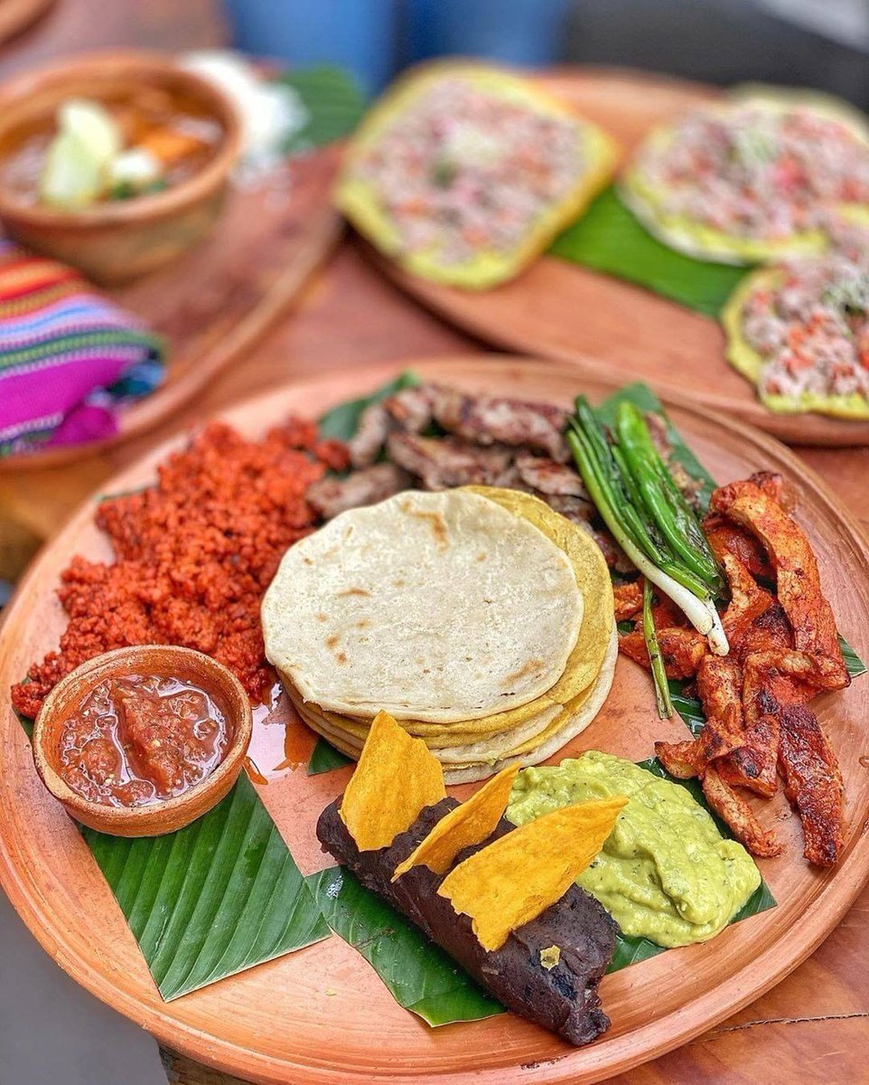 ¡Ufff! 👀 Se hace agua la boca… 🤤

Unas tortillas con carne acompañadas de su guacamol y su chirmol. 🥩 ¡No necesitamos nada más! 🇬🇹❤️  

#NuestroDiario #NDPlay #Antojito #Chapín #ComidaGT 
📷 @foodie.guatemala