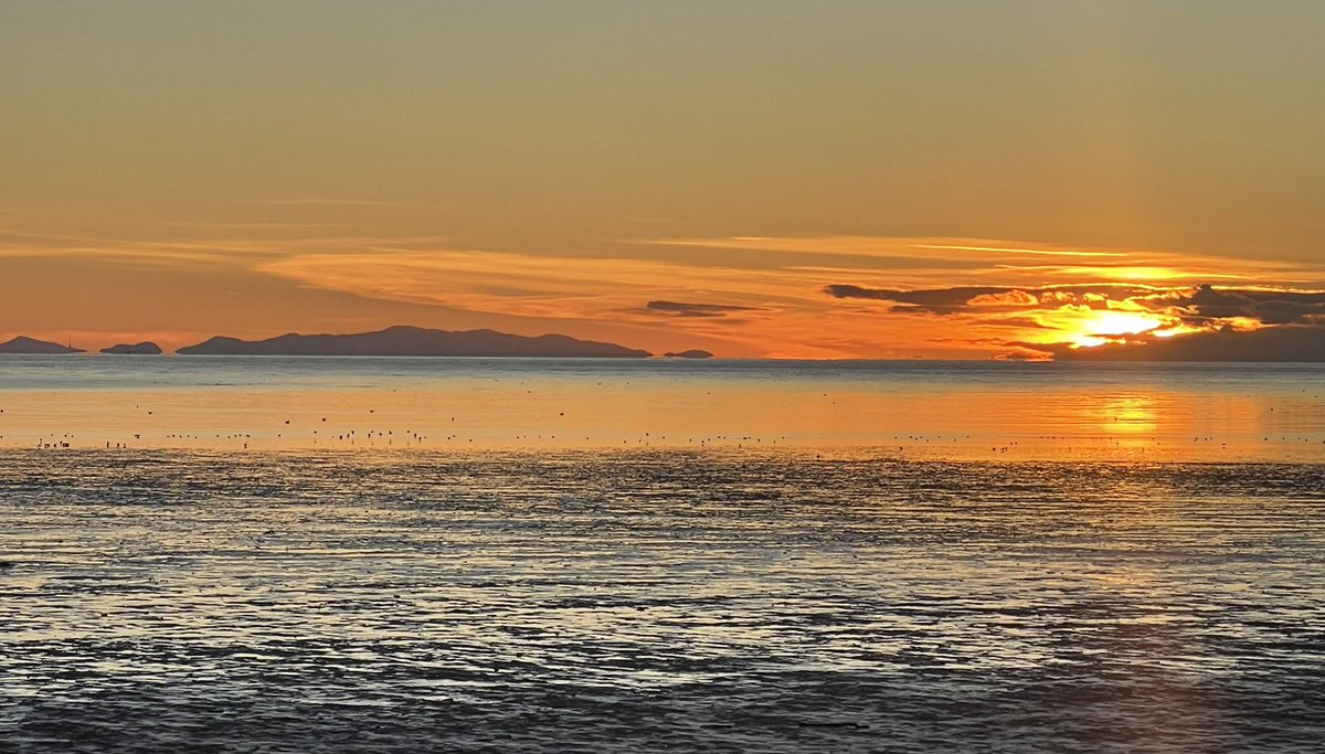 Keith_Berry1's tweet photo. Stunning views of sunset taken this evening from St Annes Lifeboat Station/Grannies Bay, with clear views of North Wales on the horizon. @LythamLifeStyle @LythamLiving #Lytham #StAnnes #Ansdell #lythamlife https://t.co/V6UTMEwc4K
