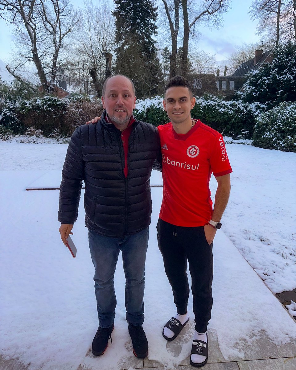 Rafael Santos Borré 🇨🇴 fue presentado en Inter de Porto Alegre.

Compartirá ataque con Enner Valencia y Lucas Alario. Difícil encontrar una delantera mejor en toda Sudamérica...