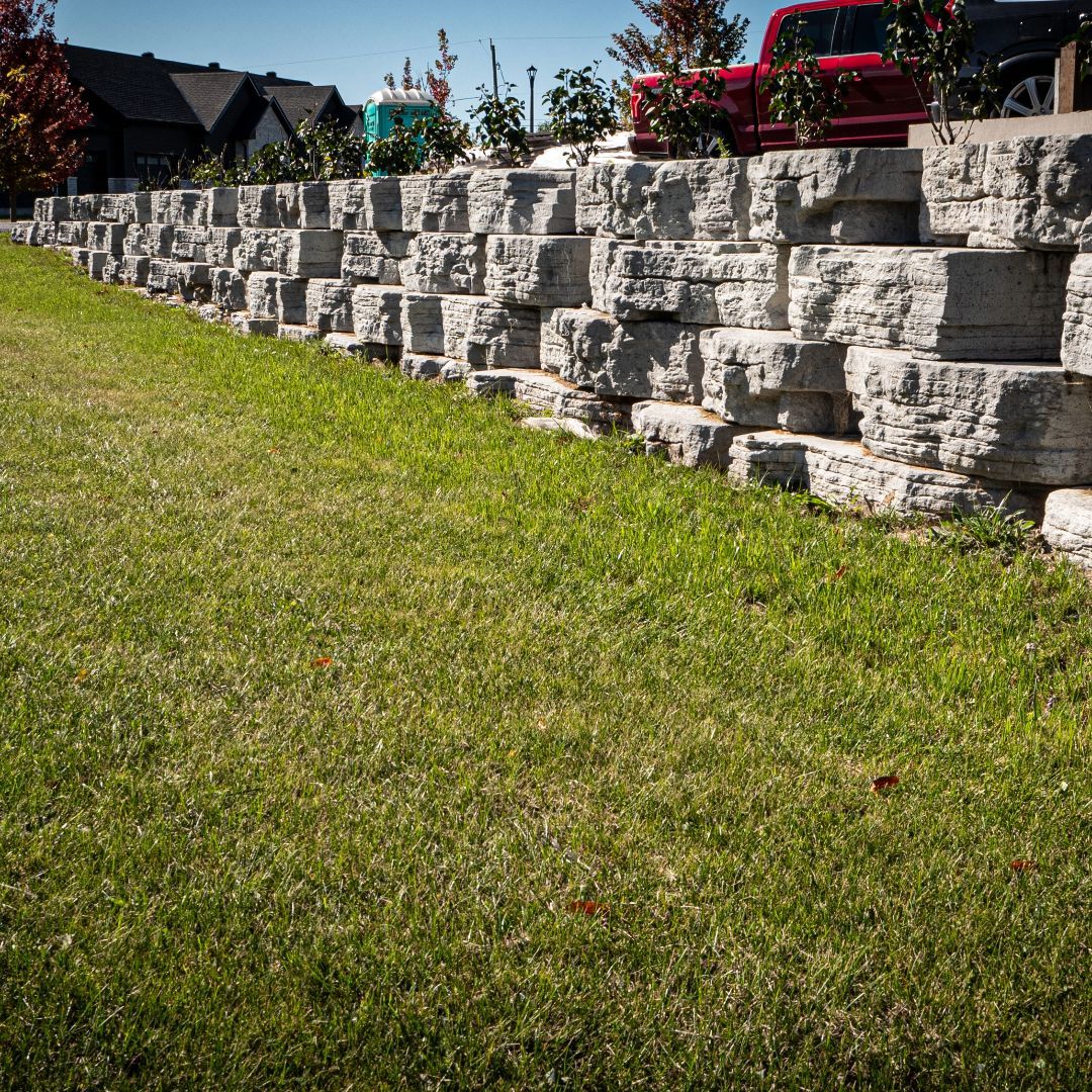 🏡🌿 Having an Outcropping type #WallWednesday today! 😍 Have we mentioned how much we love this wall yet? 🧱✨
