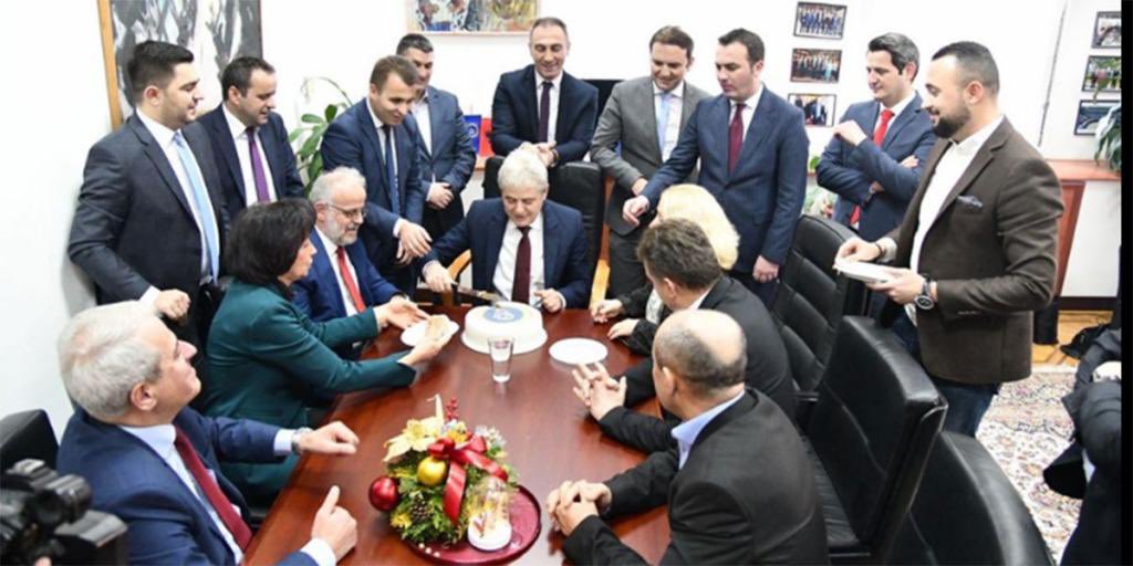 Мислам дека сите до еден Македонци треба масовно да поддржиме на овие избори партија која јавно ,  јасно и гласно ќе каже дека по ниту една цена нема да прави коалиција со #ДУИ 
Овие се рак рана на македонското општество и мора од корен да бидат искоренете.Па макар чинело војна.