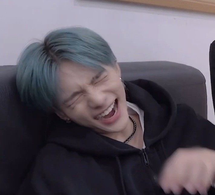 hwngsbun's tweet photo. Hyunjin smiling IN the picture https://t.co/6Kc9d5FoK3