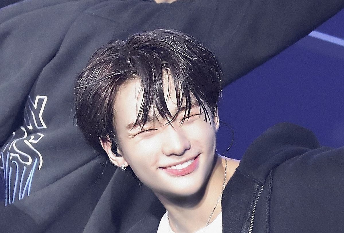 hwngsbun's tweet photo. Hyunjin smiling IN the picture https://t.co/6Kc9d5FoK3