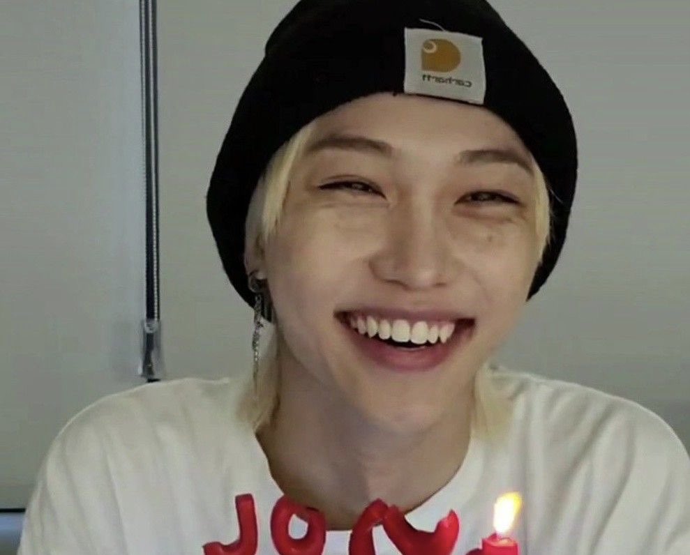 hwngsbun's tweet photo. Felix smiling IN the picture https://t.co/L744uRio0d