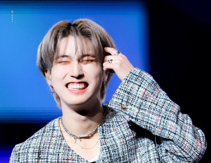 hwngsbun's tweet photo. Han smiling IN the picture https://t.co/E5JbYq2faj