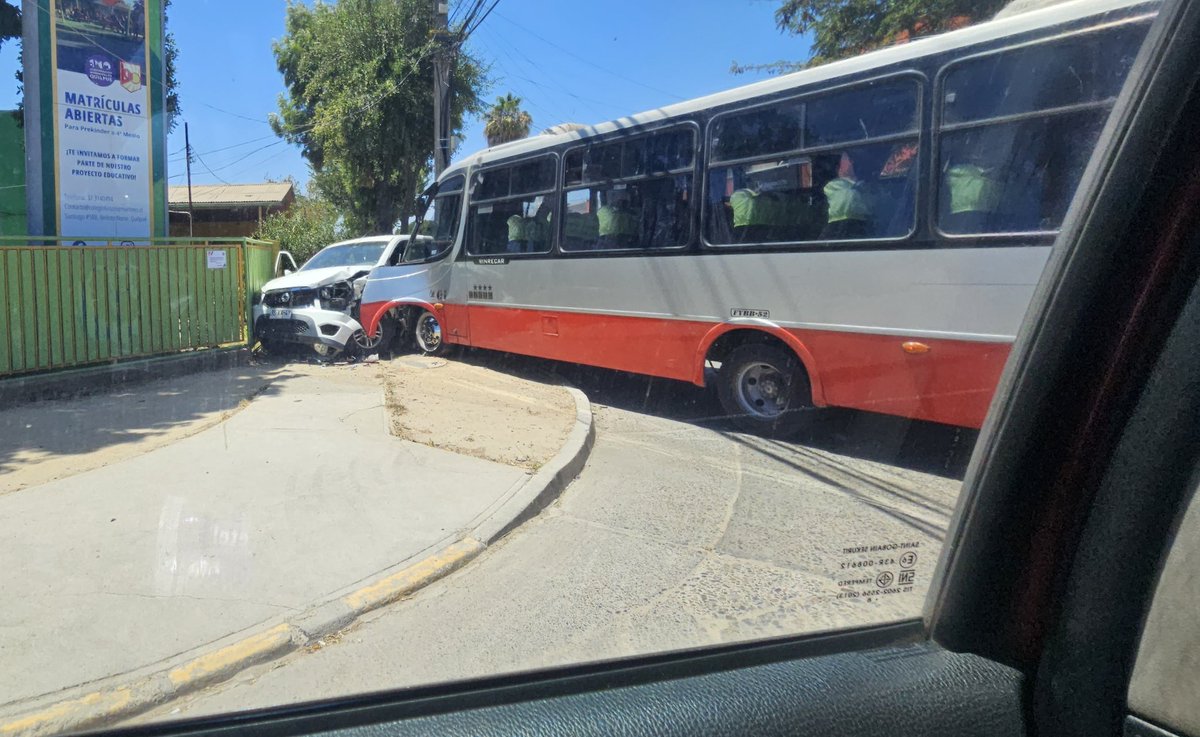 ce2htm's tweet image. Accidente Belloto Norte, intersección Santiago con Gómez Carreño, Quilpué.