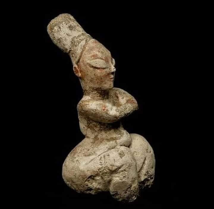 Tarihteki ilk trip.. 🤭😅 Niğde köşk höyükte bulunan pişmiş topraktan yapılmış kadın heykelciği. M.Ö 5500 - 5000.