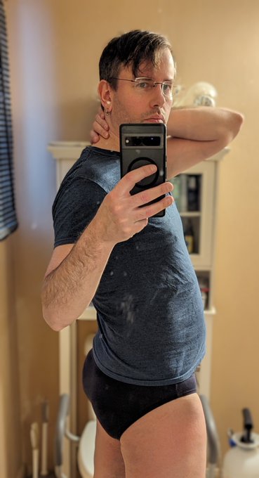 Losing gut, gaining butt lol https://t.co/f1kCdL7oHe