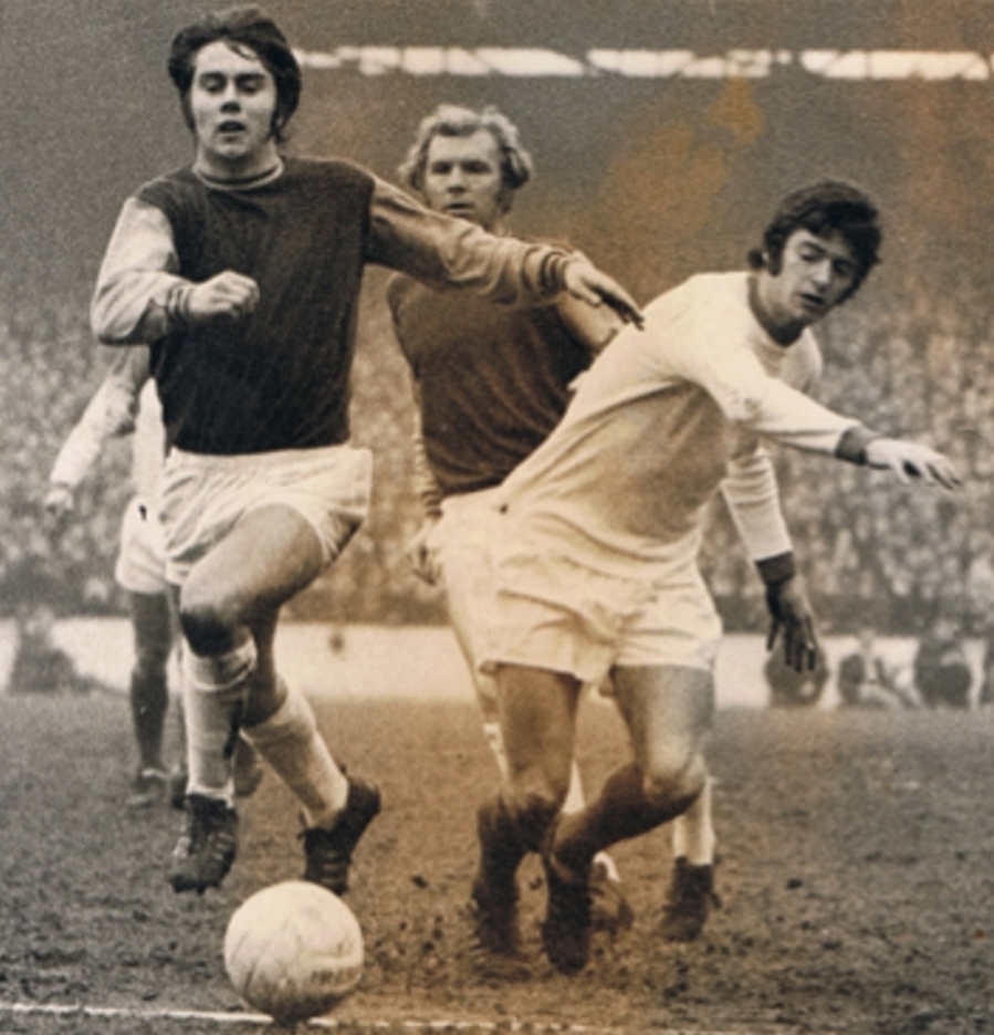 17/1/1970. 0-0 against West Ham at Upton Park. @WillieMorganMBE in action #mufc