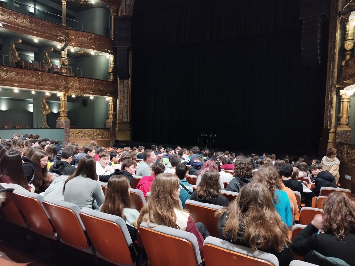 El lunes 15 de enero los alumnos de francés de 2º, 3º y 4º ESO fueron a Bilbao a ver la representación de la obra de teatro "Emilia arrive à Paris", una adaptación de la serie de Netflix, en el Teatro Campos Elíseos y un coloquio con los actores. 🎥 🍿¡Repetiremos!