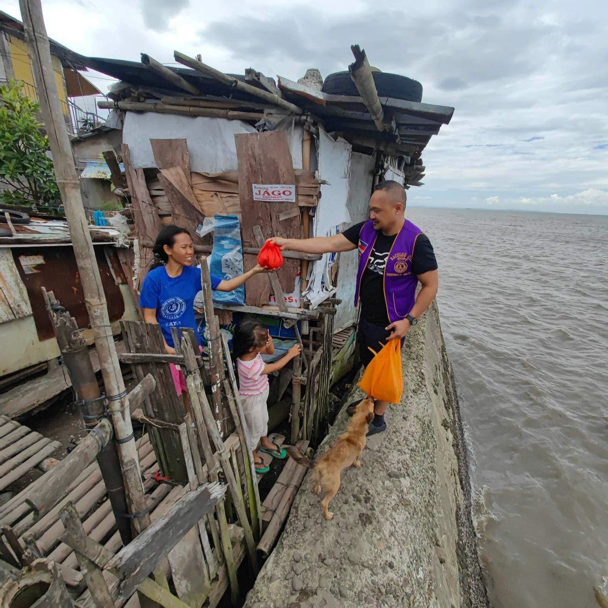 #Repost 📸 Bacolod City Host Lions Club: Lions go far to bring gifts, spreading care and kindness everywhere. #WeServe