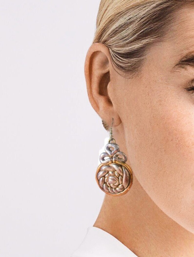renaissancefai's tweet photo. Sterling Silver BAT AMI Earrings Unsigned, Electroform, Gold Overlay, Large Vintage https://t.co/2girNxcrHw #vintage #large #BatAmi #Israel #madeinIsrael #925 #sterlingSilver #organicForm #goldOverlay #runway #statement #biomorphic #twotone #artisan #unsigned https://t.co/pX6nwmeHU8