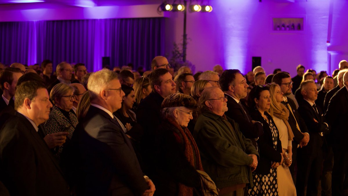 GrandReims's tweet photo. Cérémonie des vœux du #GrandReims ! L'occasion de revenir sur les réalisations et temps forts de l'année passée et de rappeler les #projets en cours et à venir sur le territoire, comme le nouveau réseau de transports, la Voie des Sacres ou encore @ReimsLegendR. https://t.co/JtPZqIb3C2