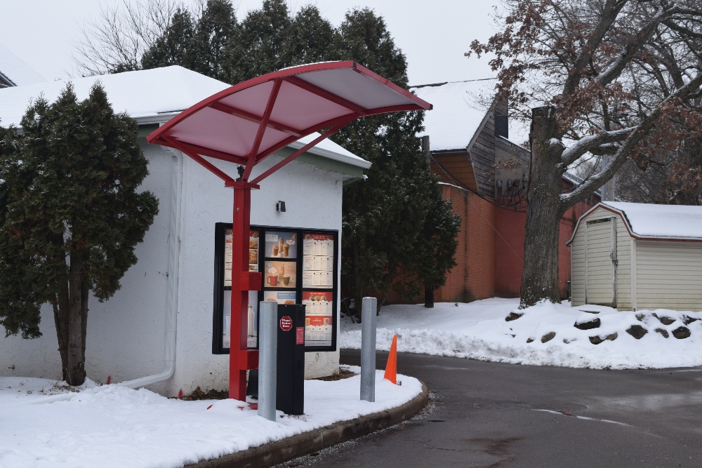 TheHowardCo's tweet image. Do not miss out on drive-thru sales due to the weather! These outdoor, stand-alone canopies provide protection from rain, snow, sun, and wind.

Discover the solution that works for you: (bit.ly/3U0QGhU)

#TheHowardCompany #DriveThruExperts #MenuBoardExperts #Canopies