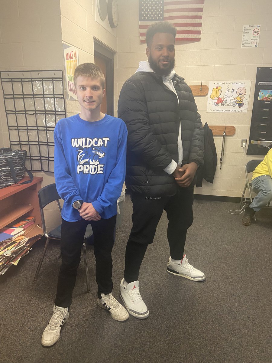 JustinWilliamL1's tweet photo. Thanks @TMunford75, former Buckeye and current OL of the @Raiders, for visiting @DavidsonHS (Hilliard, OH) with me and the life skills class. You also participated in our trip to the Anthony-Thomas chocolate factory with us. I hope you see us again sometime. 🌰🏈🖤🤍 https://t.co/i8xoMeEOlq