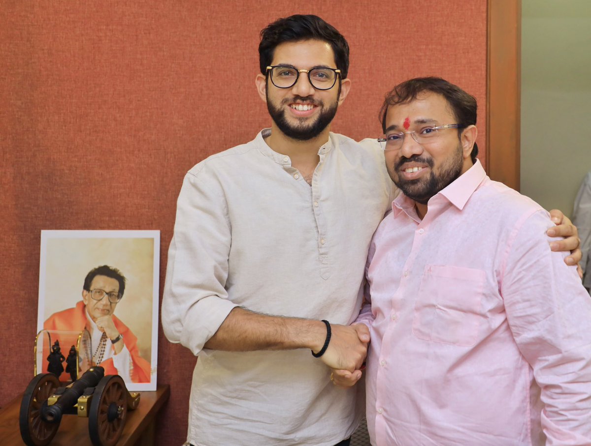 AUThackeray's tweet photo. Proud to be a colleague of such patriots who don’t bow down to shameless dictatorships and their servile agencies.

@isurajchavan has always stood for the truth, democracy, free speech and our constitution. He refused to be bought out by the regime and there he is being harassed.

We will fight these dark days for democracy and win. 

The world is watching the dictatorial regime in our state.