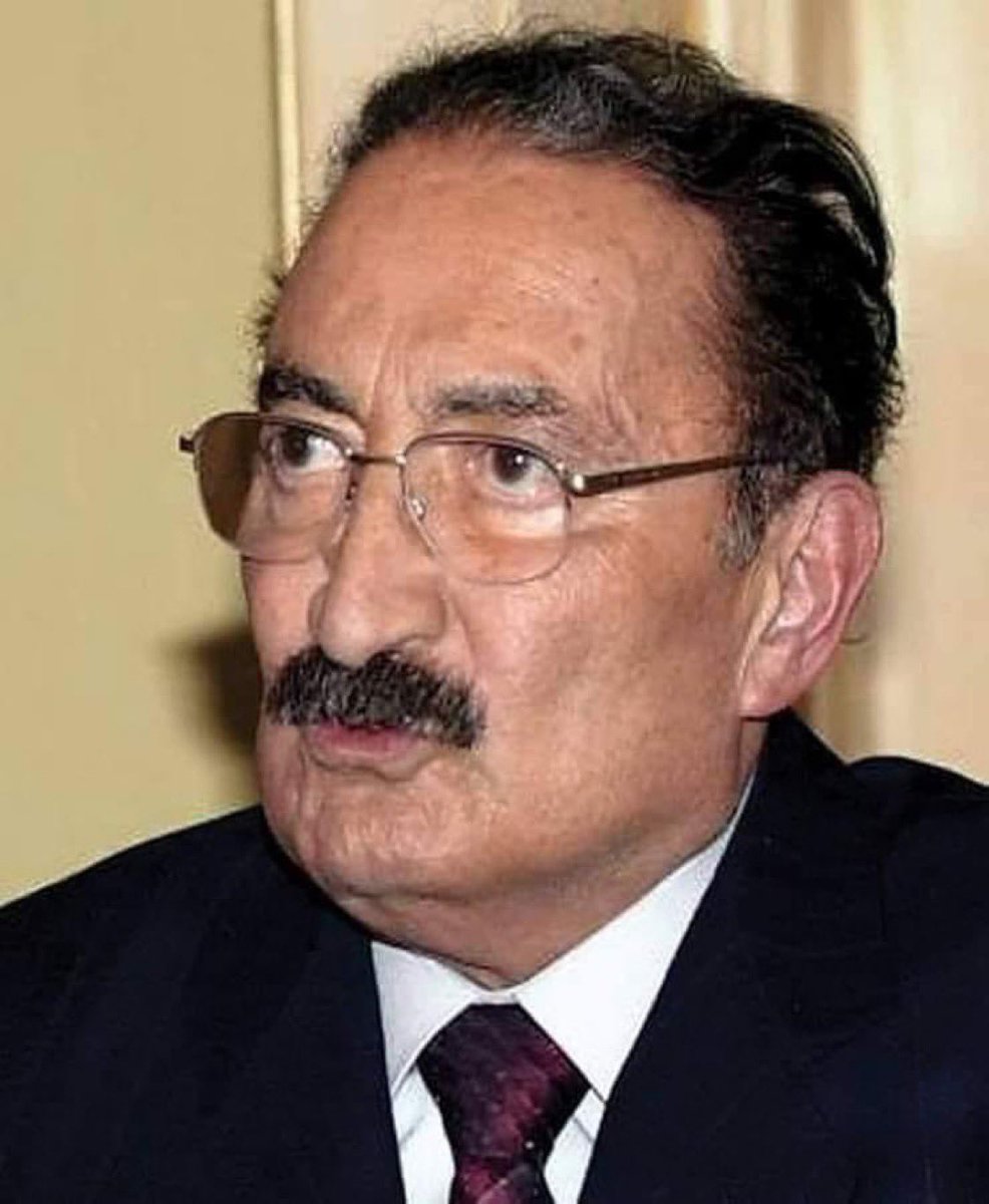 ECEVİT'İN AŞÇISI ANLATIYOR;
ECEVİT BENİ AĞLATMIŞTIR. 

Başbakanlık konutuna taşındığında, beni çağırıp

"Evlådim, burası benim evim ve devlet bana maaş veriyor. Bütün yediğimiz, içtiğimizin parasını benden alacaksın. Sakın ola, devletin tek zeytin tanesi boğazımdan geçmesin. Ben
