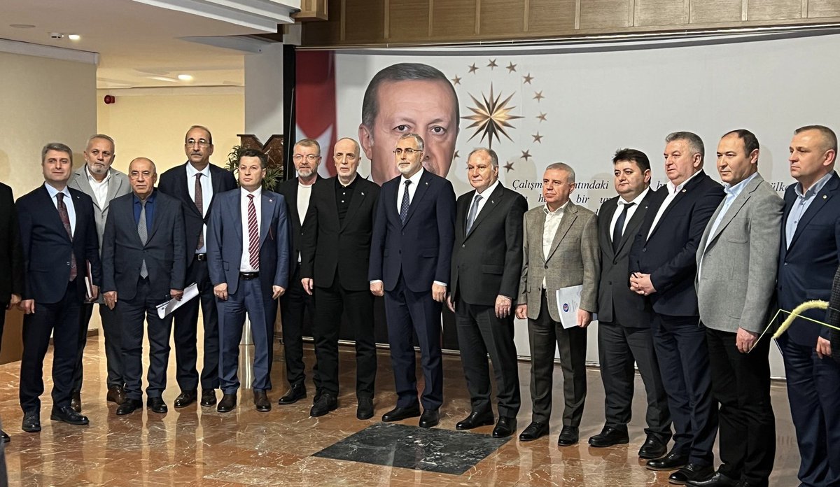 Türk-İş Genel Başkanımız Ergün Atalay başkanlığında, Genel Başkanımız Hakan Yeşil'in de yer aldığı Kamu Koordinasyon Kurulu;
Çalışma ve Sosyal Güvenlik Bakanı  Prof. Dr. Vedat Işıkhan ile kamu işyerlerinde ücret adaletsizliklerinin giderilmesi talebiyle toplantı yaptı<a href="/turkiskonf/">TÜRK-İŞ</a>