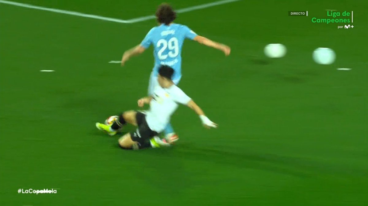 ArchivoVAR's tweet photo. 📺💥 El VAR se vuelve a olvidar de los 'penaltitos' en el Valencia - Celta de Vigo.

👉🏻 De Burgos Bengoetxea señaló el punto de penalti por un contacto pie con pie de Diego López y Miguel.

❌ NO HAY NADA.

▪️ Se producen dos contactos mínimos que no dan para infracción. https://t.co/7GDqBjl4n2