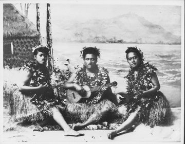 En esta tomada en 1899 en Honolulu, unas bailarinas Hula portan el típico ukelele.
Aun alejado 13.000 kilómetros, este instrumento tan asociado a la música hawaiana nos da una primera pista de una conexión vegetal con Canarias y la Macaronesia.
HILO 🧵
