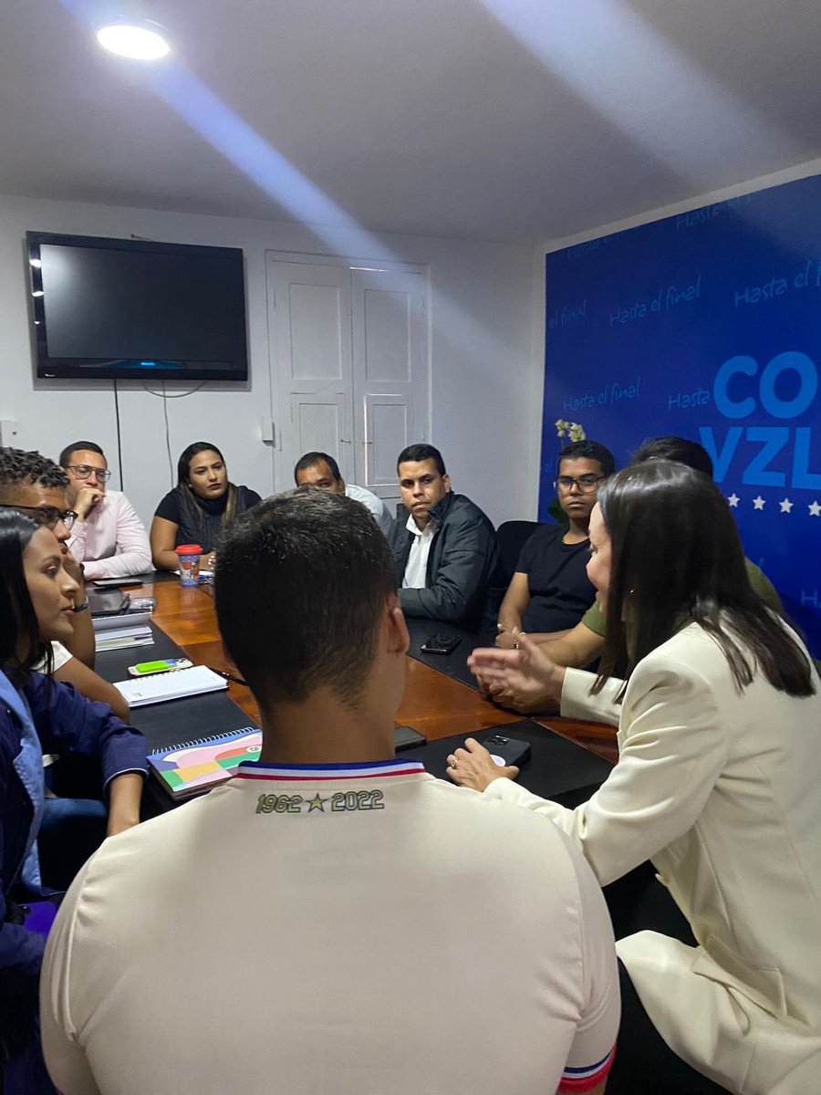 VoluntadPopular's tweet photo. Nuestra @JuventudesVP estuvo presente en la reunión con nuestra candidata presidencial @MariaCorinaYA y jóvenes de diferentes partidos políticos. Allí ratificaron nuestro compromiso con un cambio en paz que desemboque en un futuro de oportunidades para todos.

Los jóvenes serán una piedra angular en la gran gesta de organización y movilización que dará el triunfo a nuestra candidata en las elecciones presidenciales de 2024. 

 ¡Vamos pa’ lante! Con más Fuerza y Fe que nunca y con Venezuela. 🇻🇪💪🏼