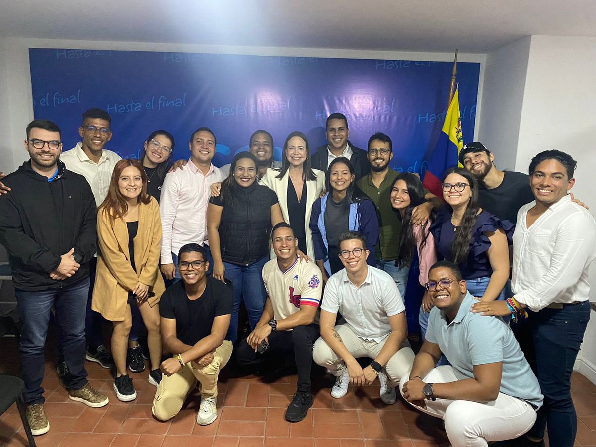 VoluntadPopular's tweet photo. Nuestra @JuventudesVP estuvo presente en la reunión con nuestra candidata presidencial @MariaCorinaYA y jóvenes de diferentes partidos políticos. Allí ratificaron nuestro compromiso con un cambio en paz que desemboque en un futuro de oportunidades para todos.

Los jóvenes serán una piedra angular en la gran gesta de organización y movilización que dará el triunfo a nuestra candidata en las elecciones presidenciales de 2024. 

 ¡Vamos pa’ lante! Con más Fuerza y Fe que nunca y con Venezuela. 🇻🇪💪🏼