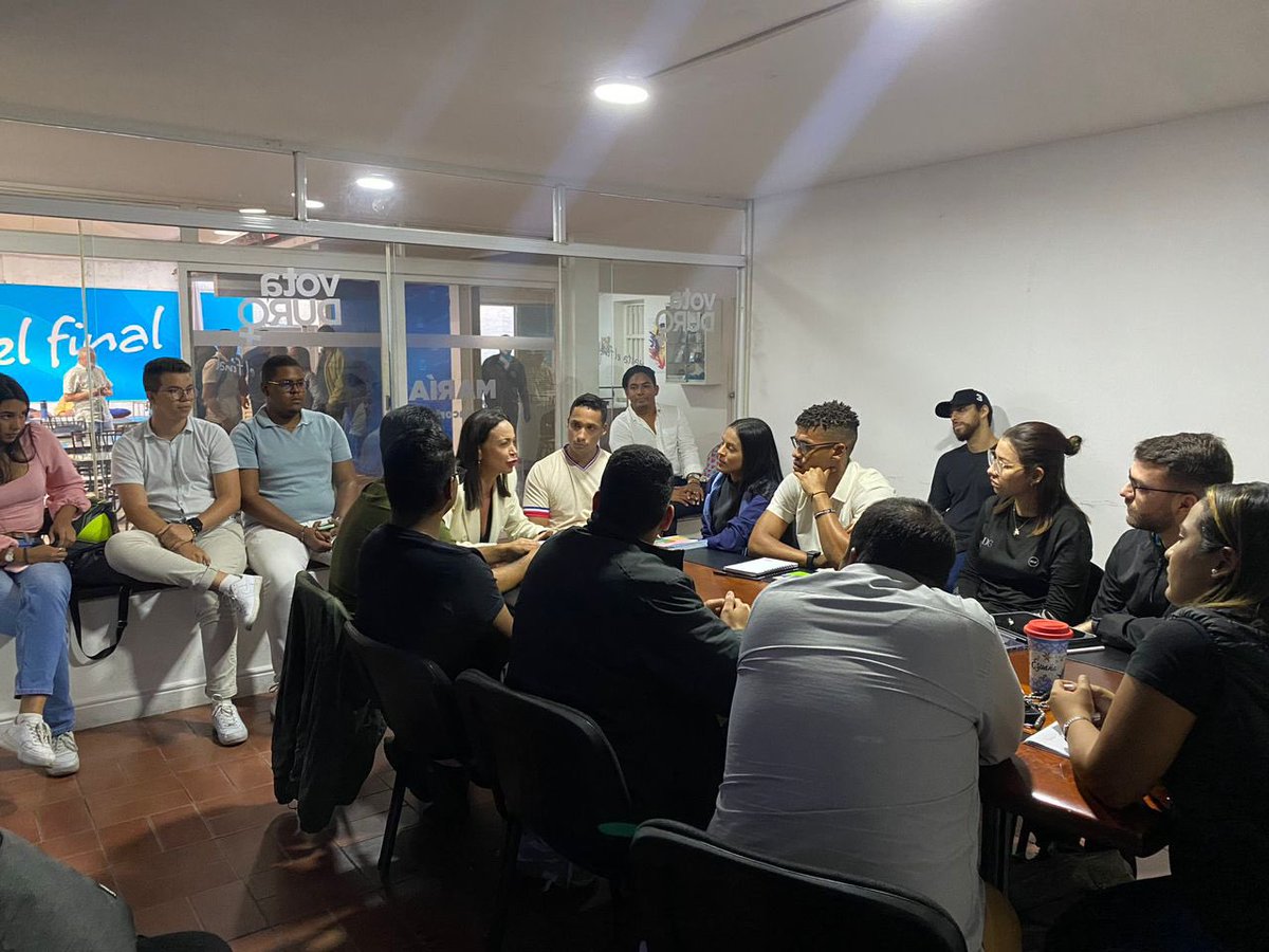 Voluntad Popular (@voluntadpopular) on Twitter photo Nuestra <a href="/JuventudesVP/">Juventudes Voluntad Popular</a> estuvo presente en la reunión con nuestra candidata presidencial <a href="/MariaCorinaYA/">María Corina Machado</a> y jóvenes de diferentes partidos políticos. Allí ratificaron nuestro compromiso con un cambio en paz que desemboque en un futuro de oportunidades para todos.
Los jóvenes serán Nuestra <a href="/JuventudesVP/">Juventudes Voluntad Popular</a> estuvo presente en la reunión con nuestra candidata presidencial <a href="/MariaCorinaYA/">María Corina Machado</a> y jóvenes de diferentes partidos políticos. Allí ratificaron nuestro compromiso con un cambio en paz que desemboque en un futuro de oportunidades para todos.
Los jóvenes serán