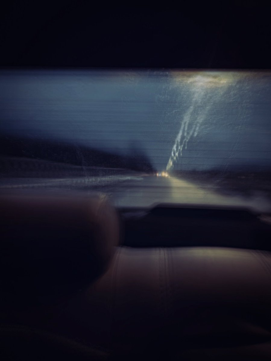 BLURrrrrofme's tweet image. «گذشتن و رفتنِ پیوسته.»